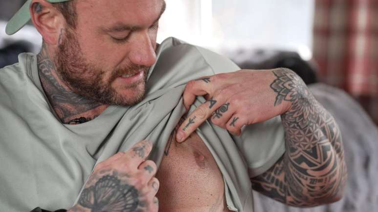 Tom Powell conta que n&atilde;o sofreu apenas efeitos colaterais psicol&oacute;gicos, mas que o uso de esteroides provocou um excesso de tecido mam&aacute;rio que voc&ecirc; foi removido cirurgicamente