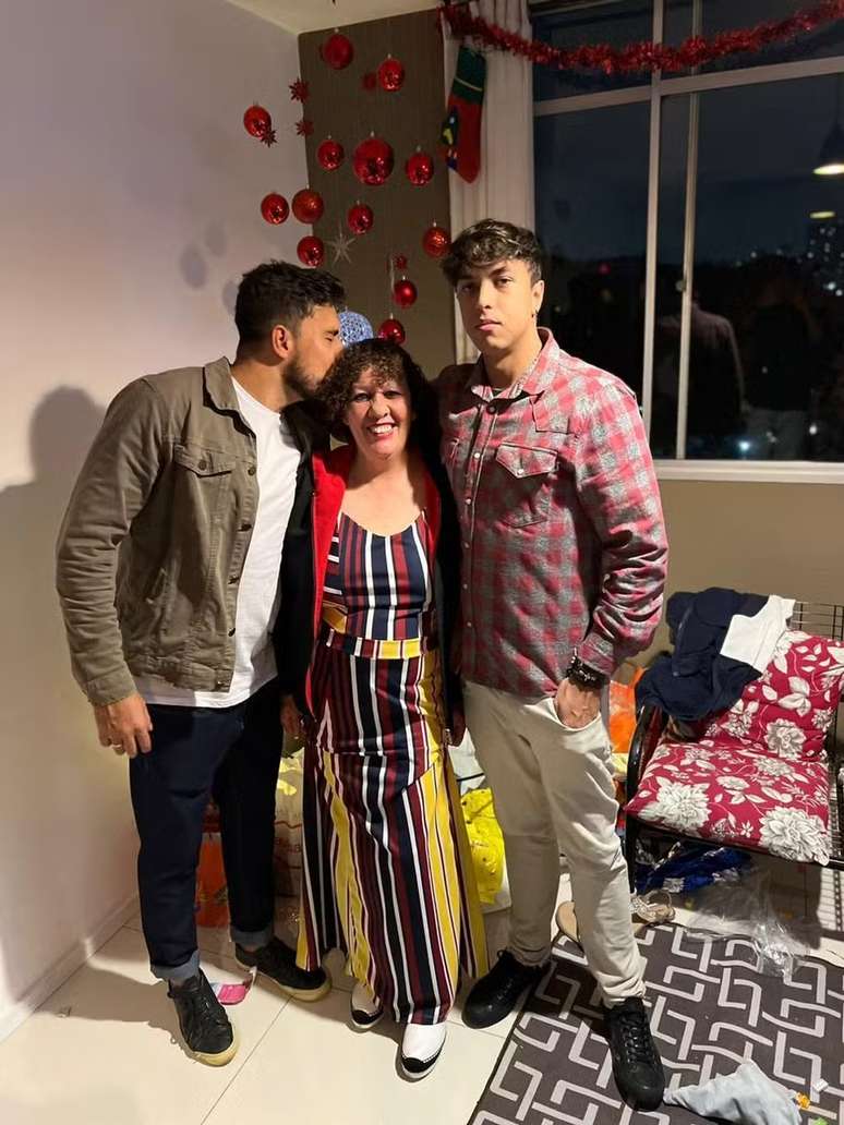 Maike ao lado da m&atilde;e, Dona Mariene, e do irm&atilde;o, Luan - Instagram
