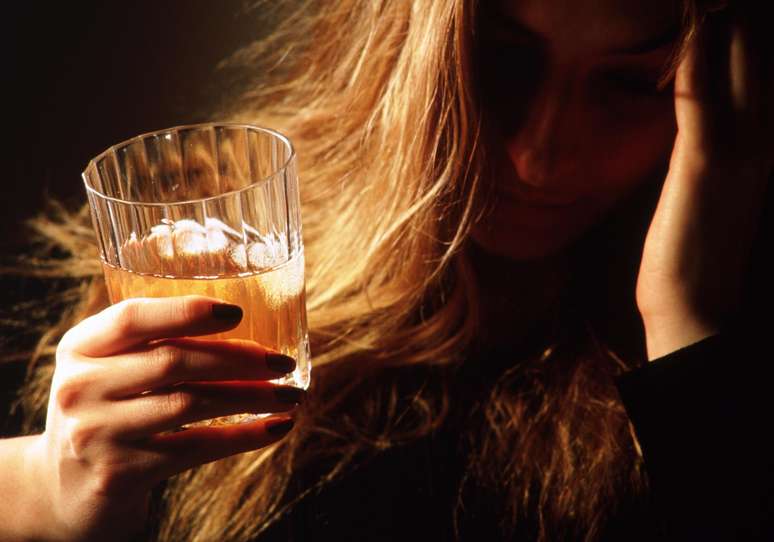 Alcoholism causes chronic diseases and affects the employee’s family and social life; Know where to ask for help