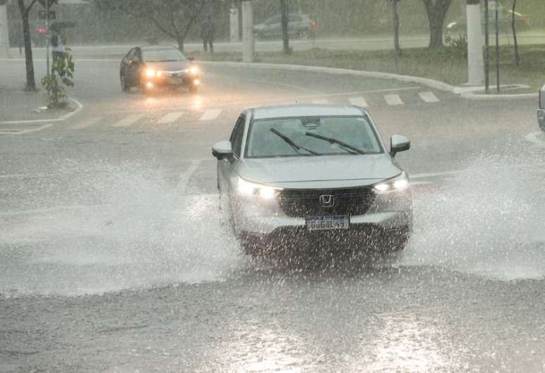Carros passandom por ponto alagado na Avenida Mário de Andrade, próximo à Al. Olga, no bairro da Barra Funda.