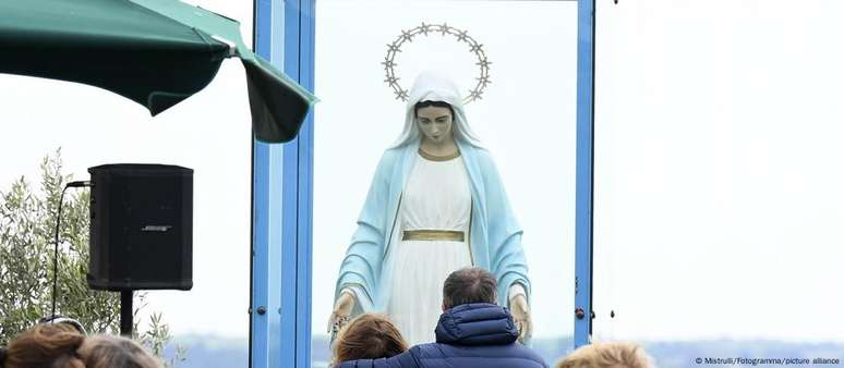 A estátua da Virgem de Trevignano atraiu centenas de peregrinos antes de o Vaticano proibir o a reunião em 2024.
