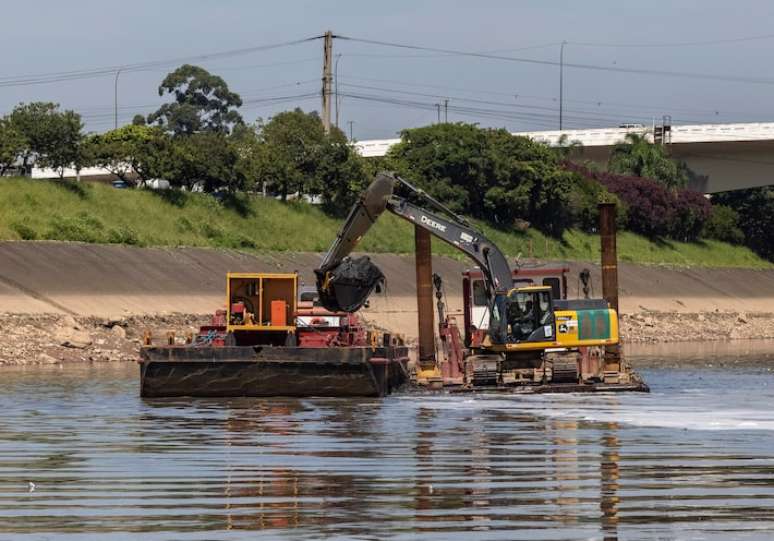 Processo de desassoreamento da calha do rio Tietê no Porto Verão, próximo à barragem da Penha, na zona leste da capital.