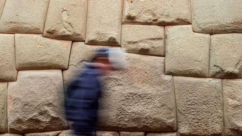 A pedra dos 12 &acirc;ngulos &eacute; um dos pontos tur&iacute;sticos imperd&iacute;veis para os visitantes da cidade de Cusco