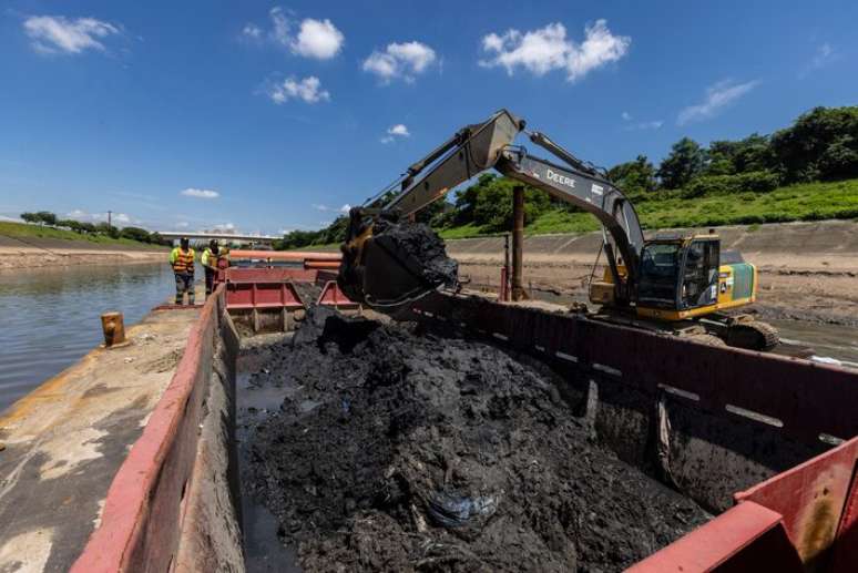 Retirada de sedimentos do fundo do rio aumenta a profundidade e reduz o risco de transbordo.