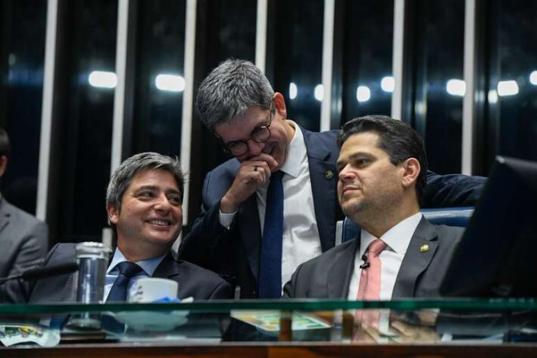 Na foto, o líder do PL, Carlos Portinho (RJ), o líder do governo Lula, Randolfe Rodrigues (PT-AP), e o presidente do Senado, Davi Alcolumbre (União-AP).