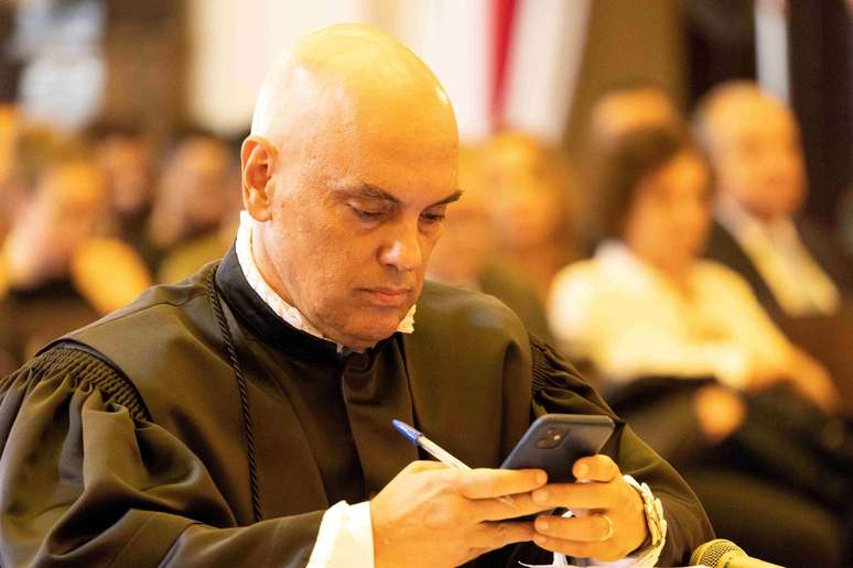 Moraes tem exigido representantes legais de plataformas disponíveis no Brasil