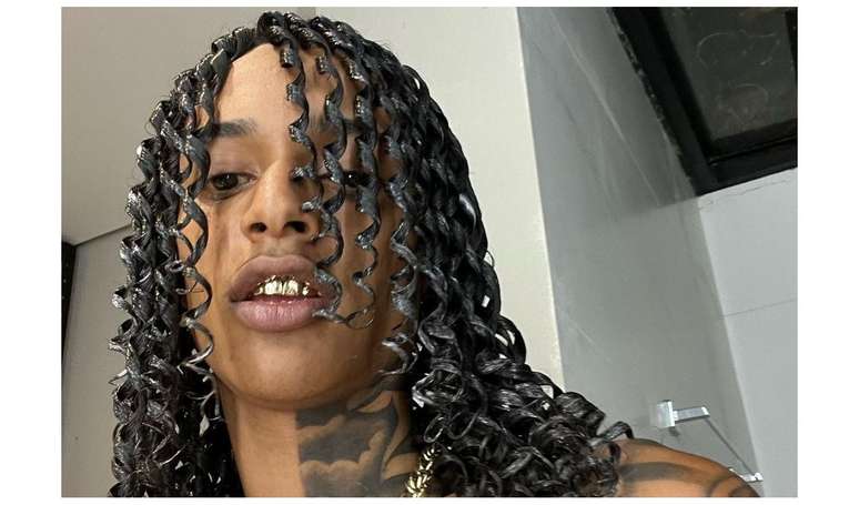 Qual é a relação de Oruam e Marcinho VP? Rapper já protagonizou polêmicas por pai traficante e tem tatuagem para Elias Maluco.