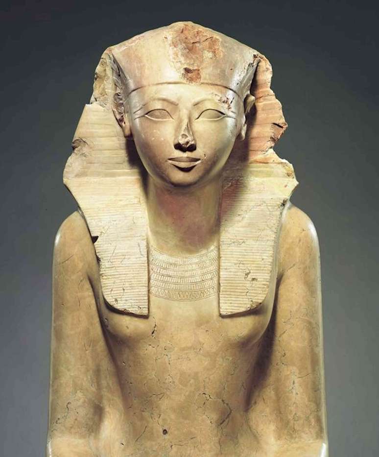 Uma est&aacute;tua de arenito de Hatshepsut em um cocar de fara&oacute;.
