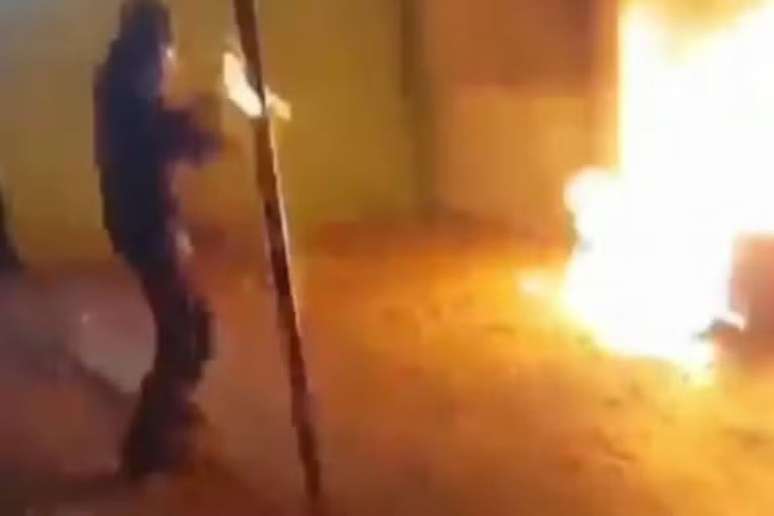 Adolescente atirou explosivos contra homem em situa&ccedil;&atilde;o de rua no Rio de Janeiro e fez transmiss&atilde;o ao vivo em rede social