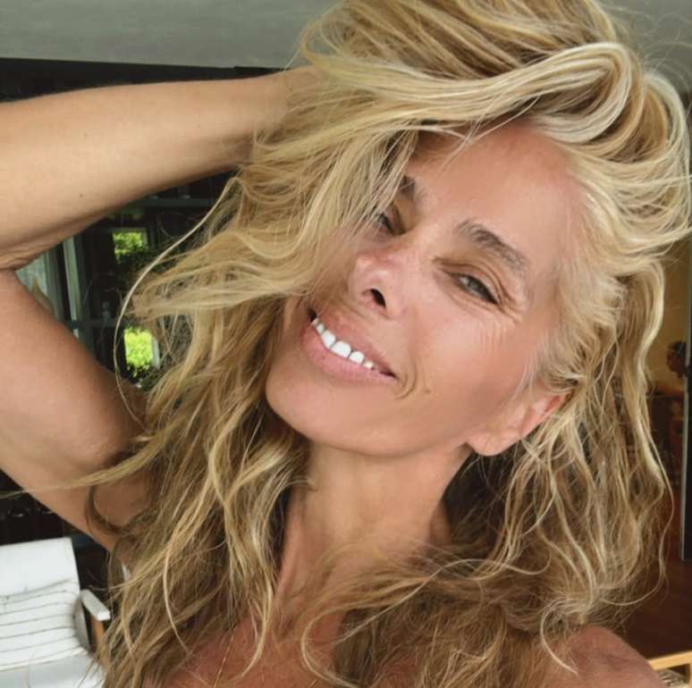 Adriane Galisteu celebra mais um ano de parceria com a Portela