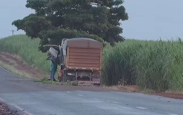 Motorista de caminhão envolvido em acidente com ônibus de universitários no interior de SP é preso em flagrante