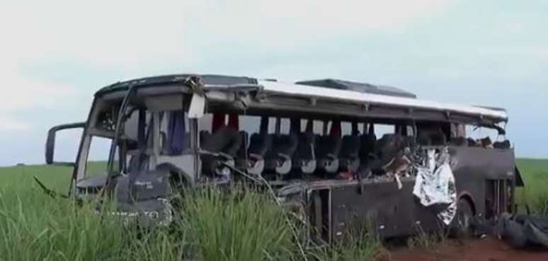 Acidente envolvendo caminhão e ônibus com universitários deixa ao menos 10 mortos em SP