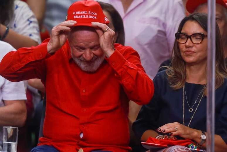 Lula voltou a usar o boné com os dizeres 'O Brasil é dos brasileiros' durante evento comemorativo dos 45 do PT.