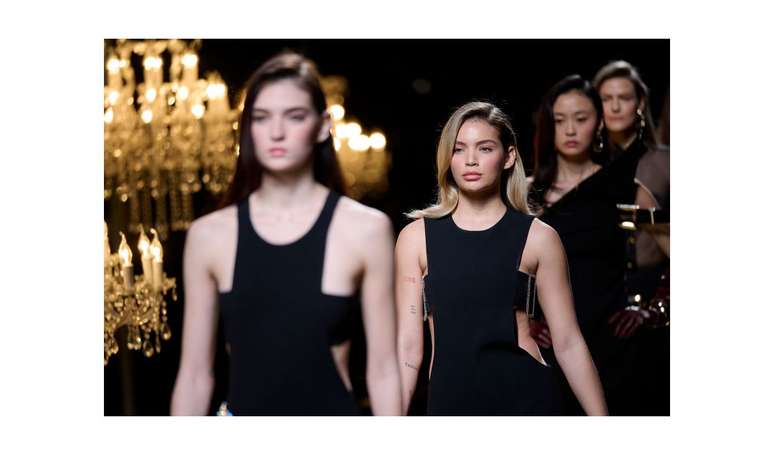 Endrick’s wife, Gabriely Miranda parades Madrid’s fashion week and shares the web: “Zero Model Standard”