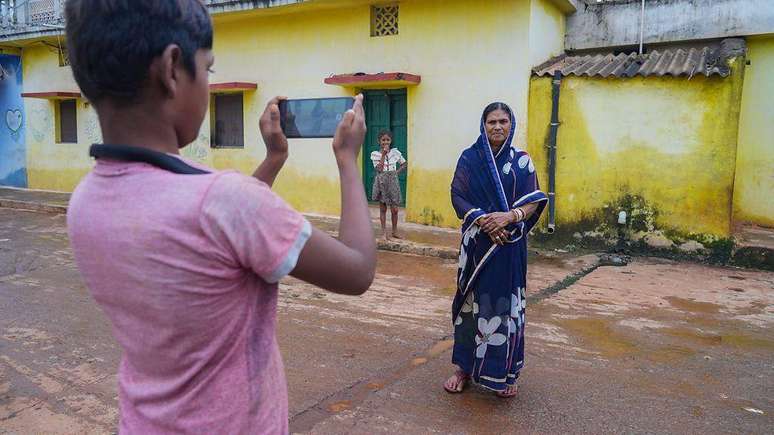 A ex-chefe da aldeia de Tulsi, Draupadi Vaishnu, procura promover a importância do respeito e da igualdade para as mulheres indianas com sua presença no YouTube