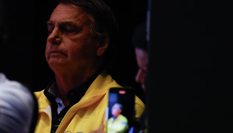 O ex-presidente da República Jair Messias Bolsonaro chora atrás do palco durante a exibição de um vídeo feito pela sua família no encerramento do seminário