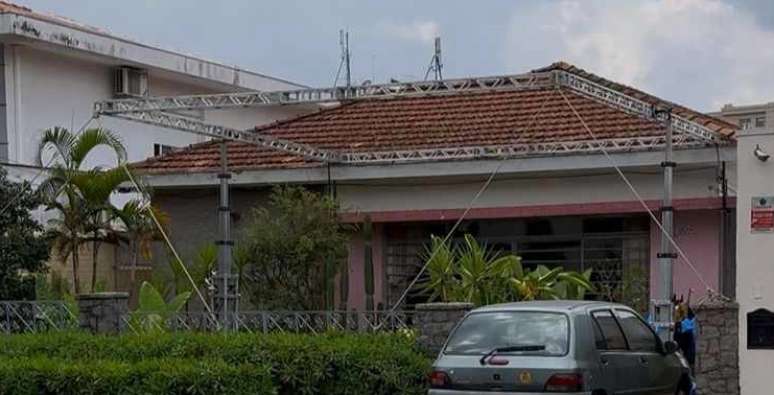 A casa no Alto da Lapa recebeu uma estrutura na fachada para os refletores
