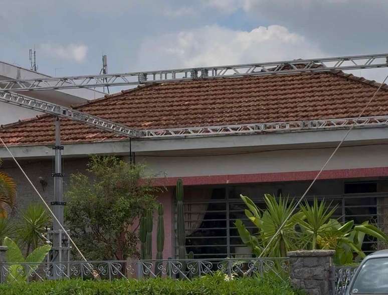 A vizinhan&ccedil;a foi avisada de que grava&ccedil;&otilde;es ocorrer&atilde;o o dia todo e tamb&eacute;m &agrave; noite