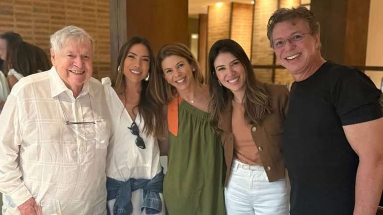 In sbt? After leaving Globo, Boninho appears with the daughters of Silvio Santos