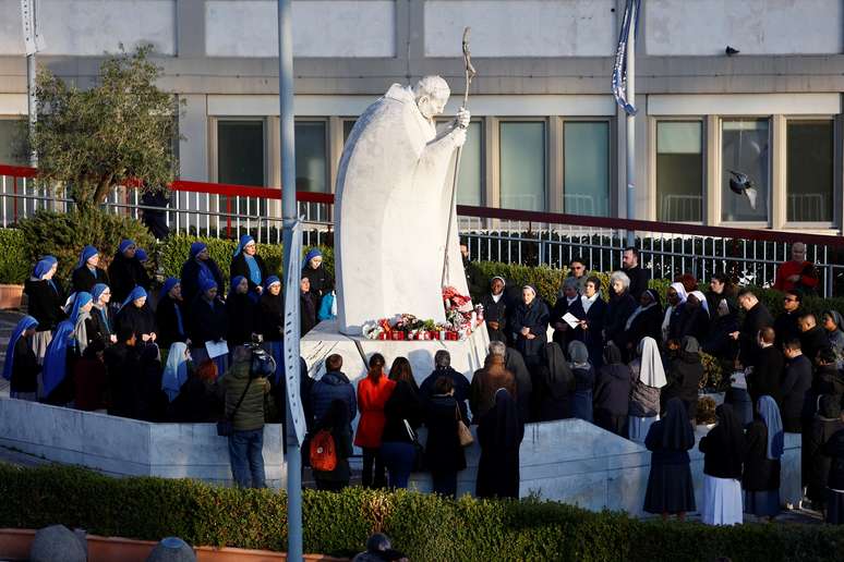 Pessoas rezam em frente a hospital onde o papa está internado em Roma
