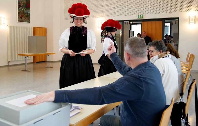 Mulheres em trajes t&iacute;picos alem&atilde;s votam