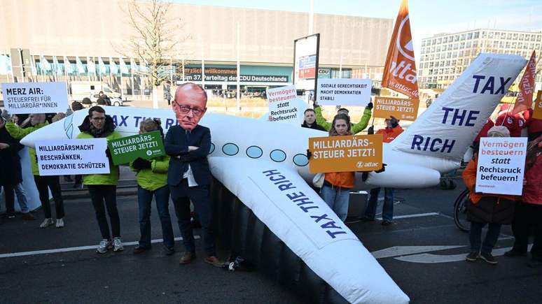 Merz tem licen&ccedil;a de piloto e foi criticado em 2022 por pilotar um avi&atilde;o particular para o casamento de um colega pol&iacute;tico