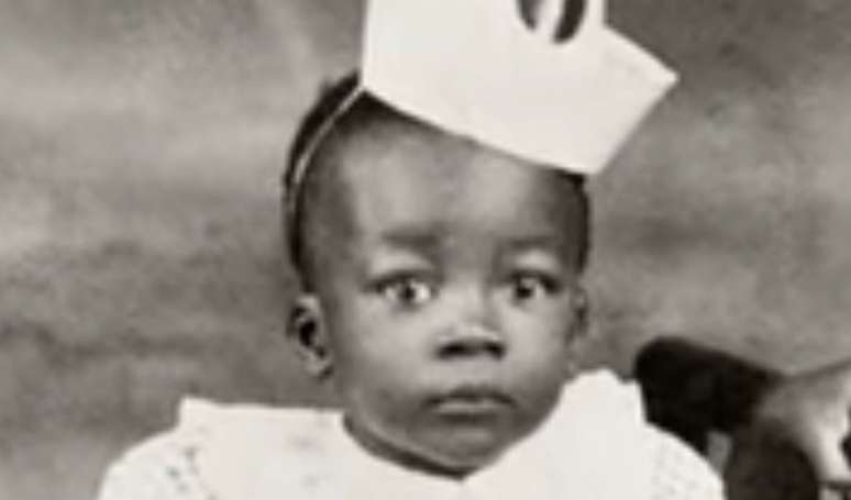 Milton Nascimento: foto de criança mostra cantor, enredo da Portela no carnaval 2025 do Rio, aos 3 anos.