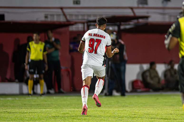 Vitória vence na última rodada da primeira fase de Baianão com o alvo de Val