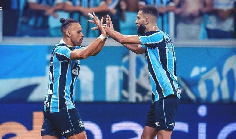 Braithwaite comemora com Wagner Leonardo. 