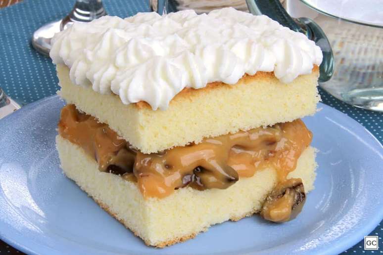 Plum Dulce de leche cake: delight for the eyes and taste