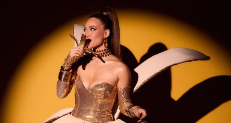 Bia segura banana com look da Vogue