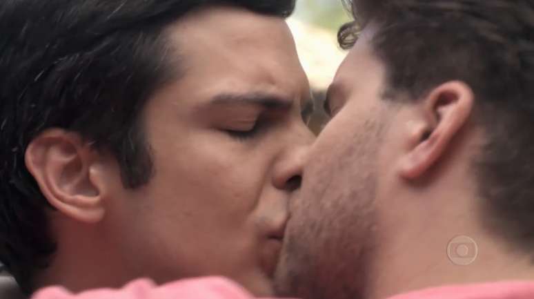 Os atores Mateus Solano e Thiago Fragoso protagonizaram o primeiro beijo gay em novela da Globo, em "Amor à Vida", em 2014.