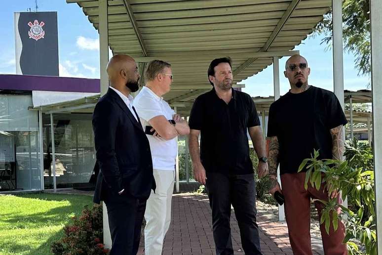 Koeman e De Jong com dirigentes do Corinthians no CT Joaquim Grava &ndash;