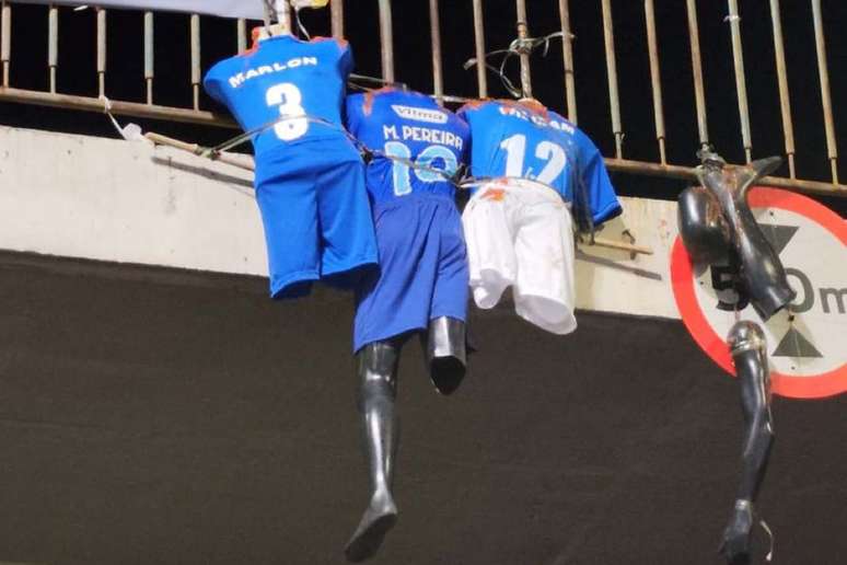 Imagem com bonecos decapitados fazendo alus&atilde;o aos jogadores do Cruzeiro &ndash;