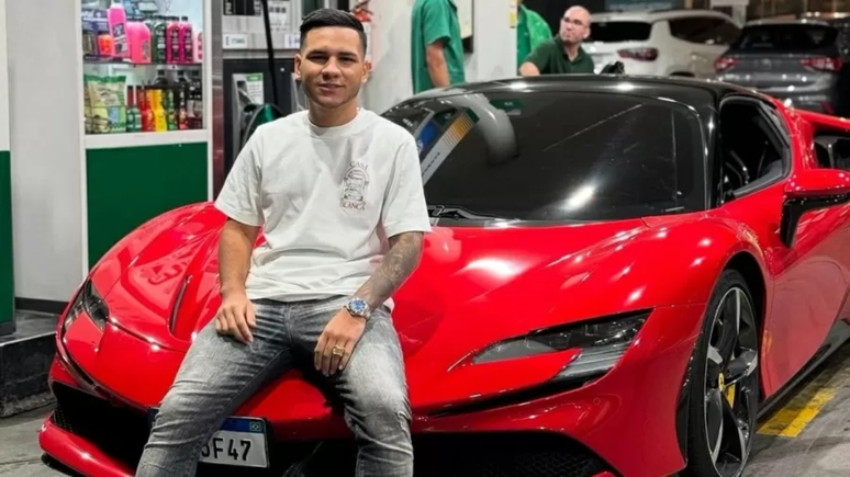 Filho de Deolane Bezerra é preso em SP após dirigir Ferrari sem habilitação