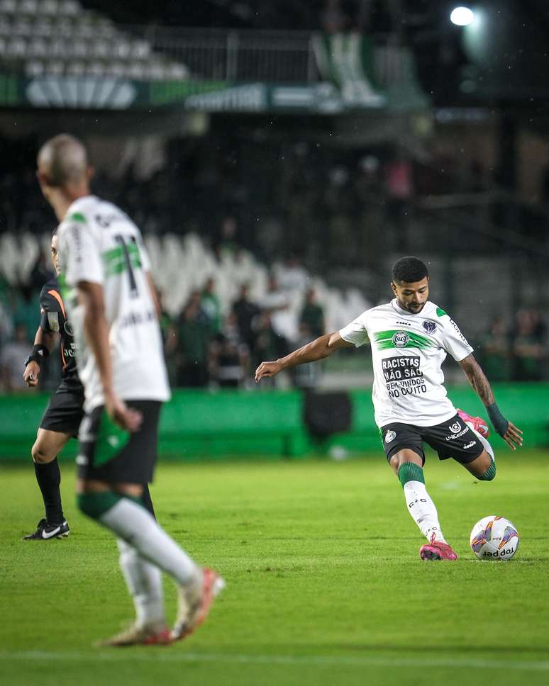 Lucas Ronier em ação pelo Coritiba.