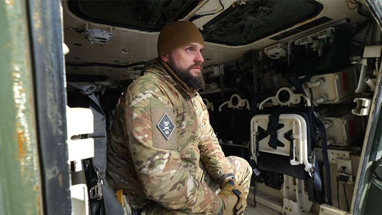 Mykola comanda uma unidade de tropas de assalto aerotransportadas. Ele não confia em um possível acordo com Putin