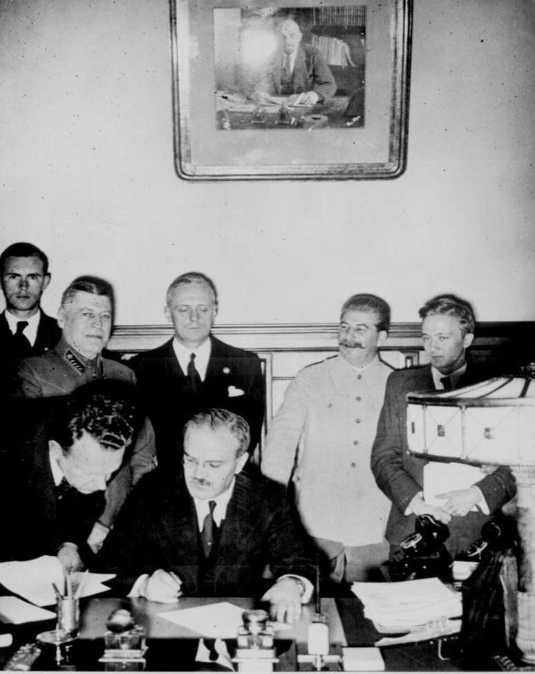 O Pacto Molotov-Ribbentrop, um acordo conhecido como o Tratado de N&atilde;o Agress&atilde;o entre a Alemanha e a Uni&atilde;o Sovi&eacute;tica, foi assinado em Moscou no dia 23 de agosto de 1939