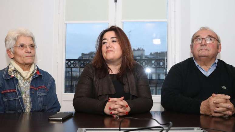 A advogada Francesca Satta com familiares de supostas vítimas de Le Scouarnec