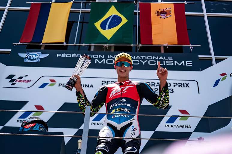 Diogo Ferveea mengambil bendera Brasil di bagian atas podium