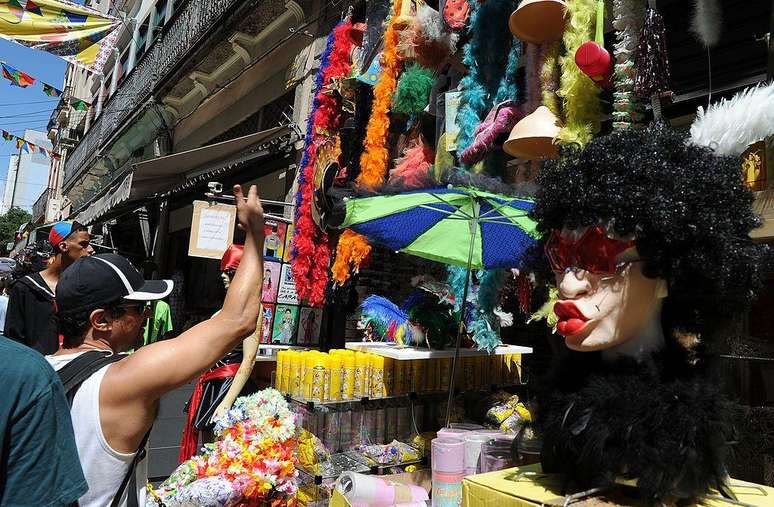 Produtos de Carnaval expostos no Saara, no Rio; importa&ccedil;&otilde;es de itens de festa para o Brasil tiveram recordes em 2024
