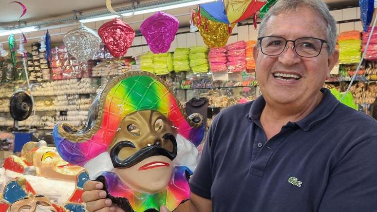 O empres&aacute;rio Pierre Sfeir, que tem lojas na 25 de mar&ccedil;o, viaja para a China anualmente em busca de importados, mas tamb&eacute;m tem sua pr&oacute;pria ind&uacute;stria