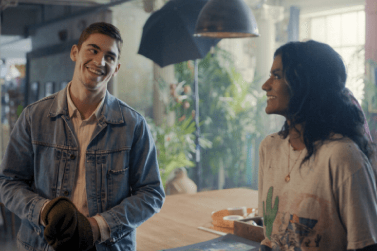 “Queimando o Filme” é uma comédia romântica que acompanha uma jovem pressionada pela família a encontrar o amor 