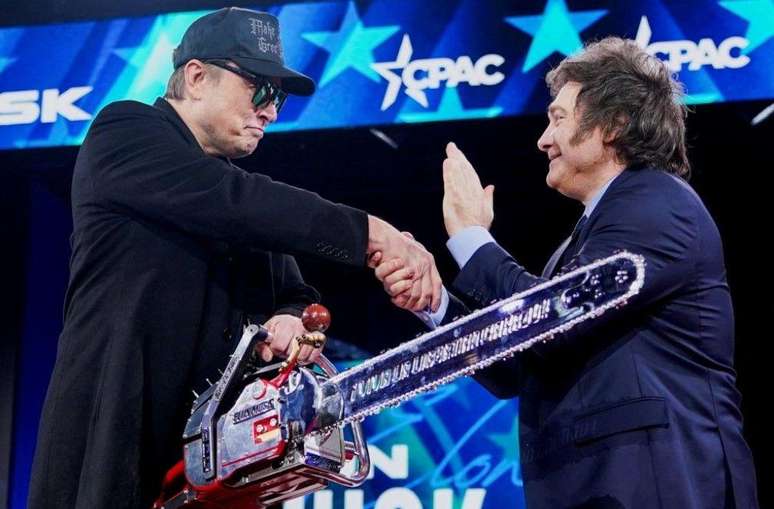 O bilion&aacute;rio Elon Musk e o presidente argentino Javier Milei: ambos em ofensiva contra Moraes