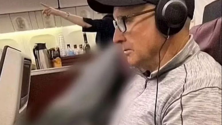 The passenger dies during the flight and the couple is forced to travel with the corpse next to 4 hours