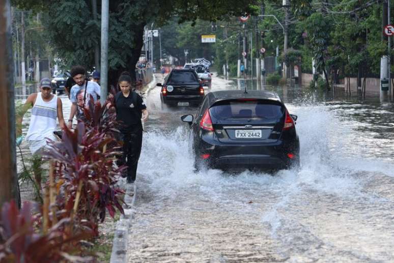 Av. Ordem e Progresso na Zona Norte de S&atilde;o Paulo alagada e intransit&aacute;vel ap&oacute;s chuva forte que atingiu a regi&atilde;o.