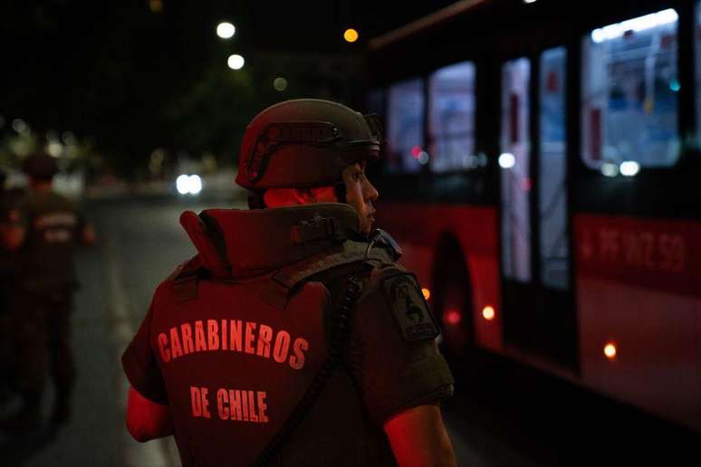 A pol&iacute;cia montou postos de controle para impor o toque de recolher