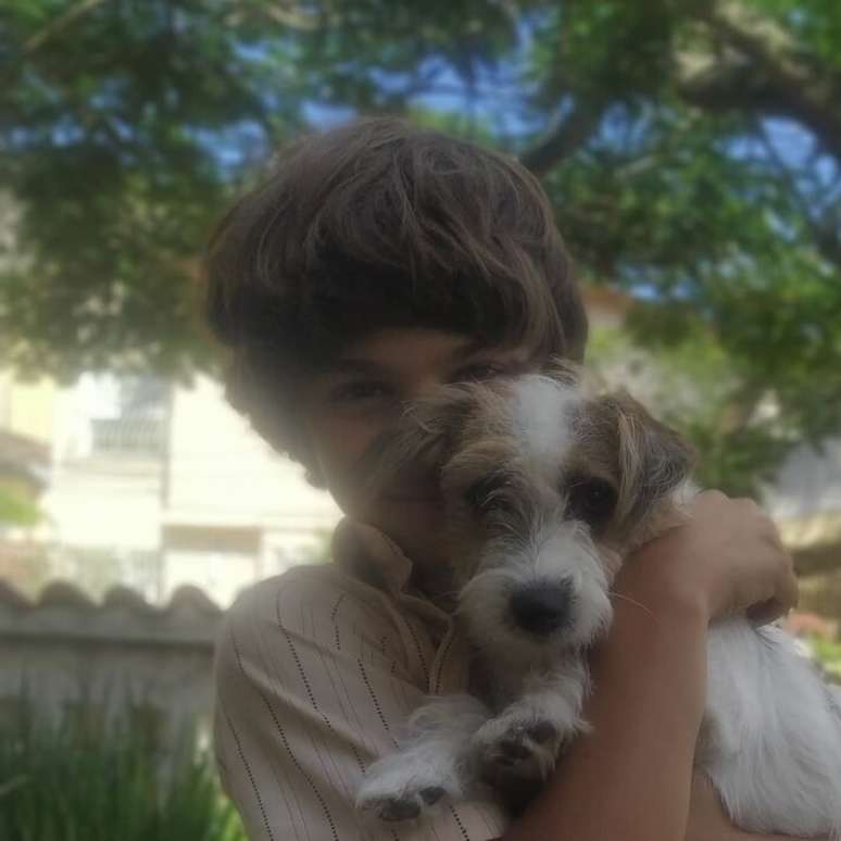 Perfil da cadelinha Suri compartilhou bastidores do filme nas redes sociais