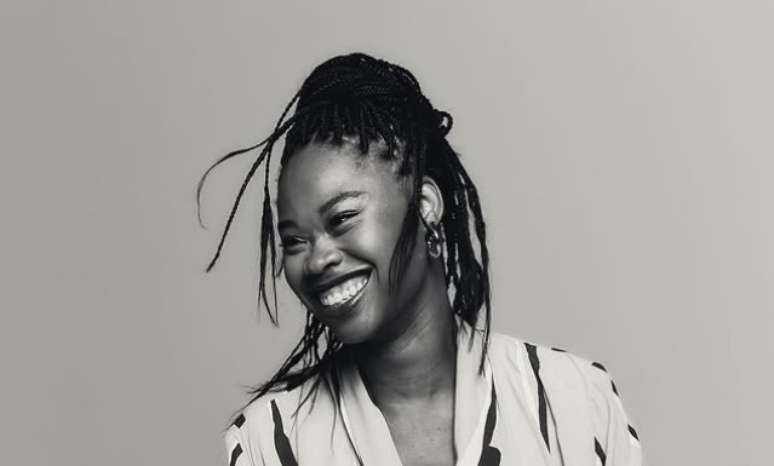Juliana Souza é fundadora do Instituto Desvelando Oris, que oferece programas de capacitação para mulheres e jovens negros, assistência jurídica gratuita para vítimas de racismo e LGBTQfobia, cursos de idiomas, além de um closet solidário