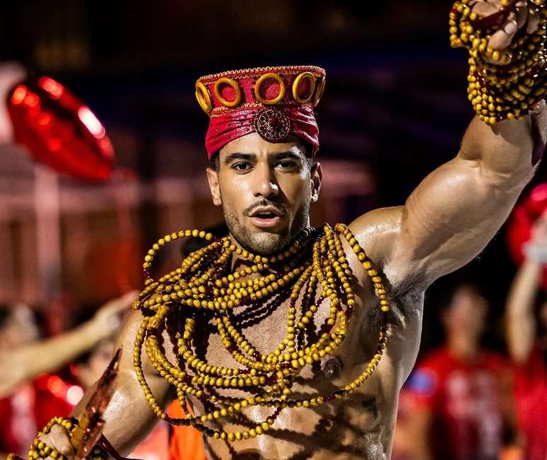 Ostentando tanquinho e corpo sarado, Junior desfila este ano com o samba-enredo "Egbé Iyá Nassô"